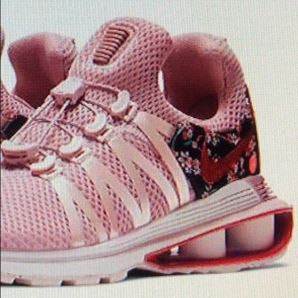 Nike Shoes - NIKE WOMENS SHOX GRAVITY RUNNING SHOES.